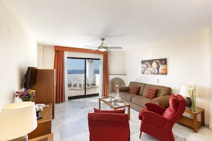 Apartamento, 2 habitaciones, terraza con vistas al mar o a la piscina | Sala de estar | Una televisión, un reproductor de DVD