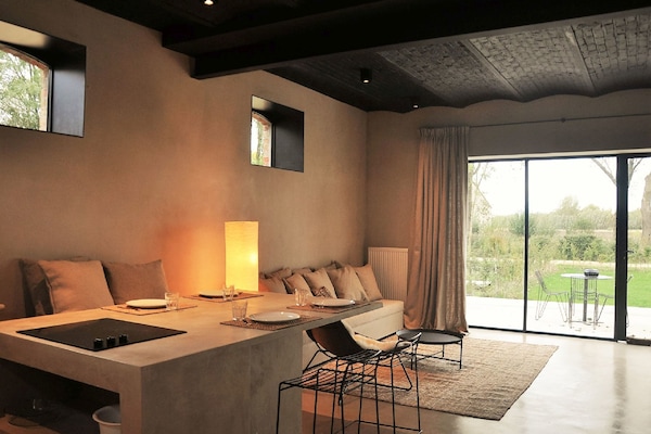 Estudio de diseñador, 2 habitaciones, refrigerador, vista al jardín | Cocina privada | Refrigerador, parrilla de estufa, cafetera y tetera y tetera eléctrica