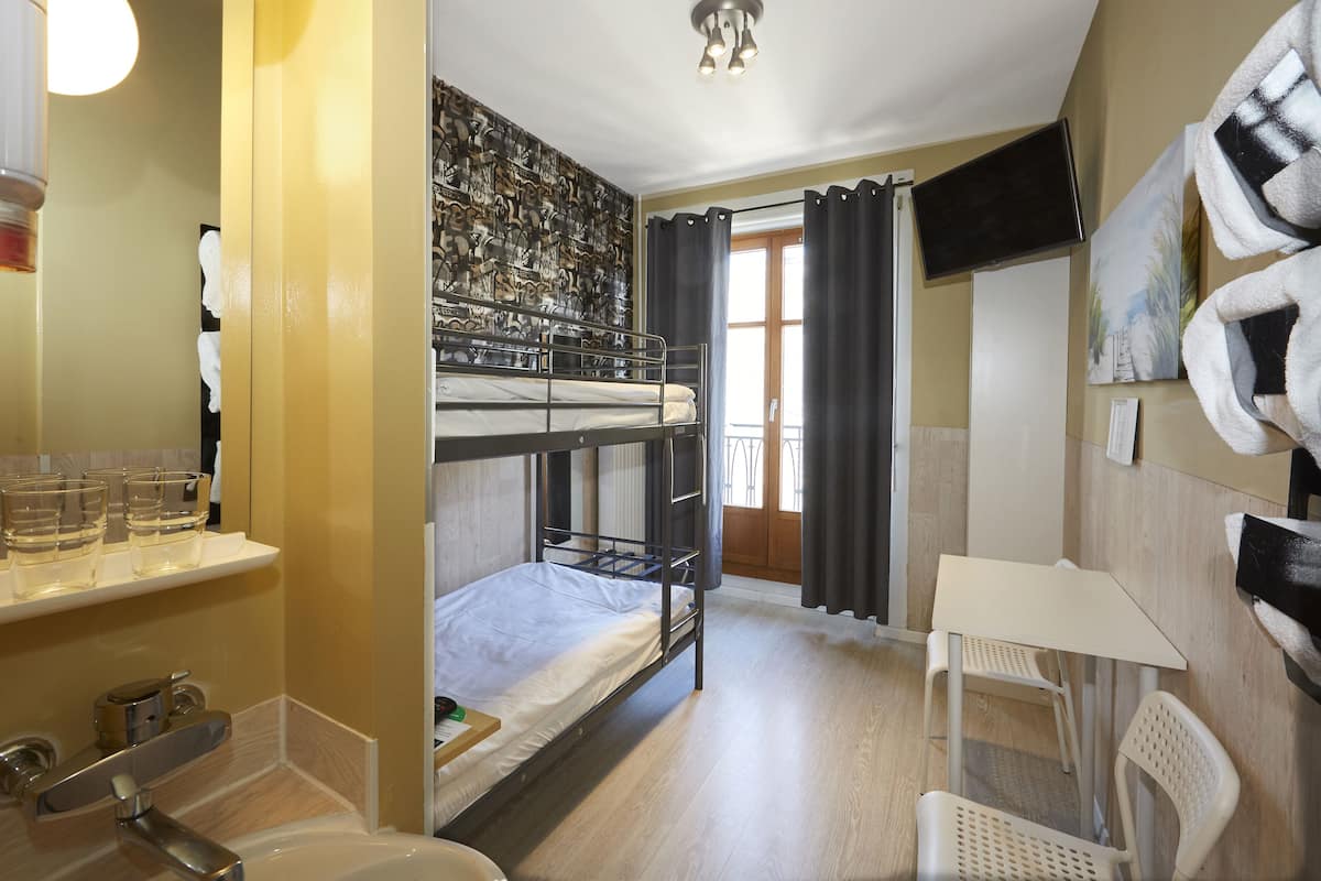 Economy Double Room (Budget, no WC) | Wi-fi percuma, cadar katil