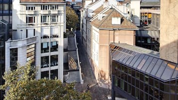 Un edificio de varios pisos con una mezcla de estilos arquitectónicos, incluyendo un moderno frente de cristal y edificios de ladrillo tradicionales.