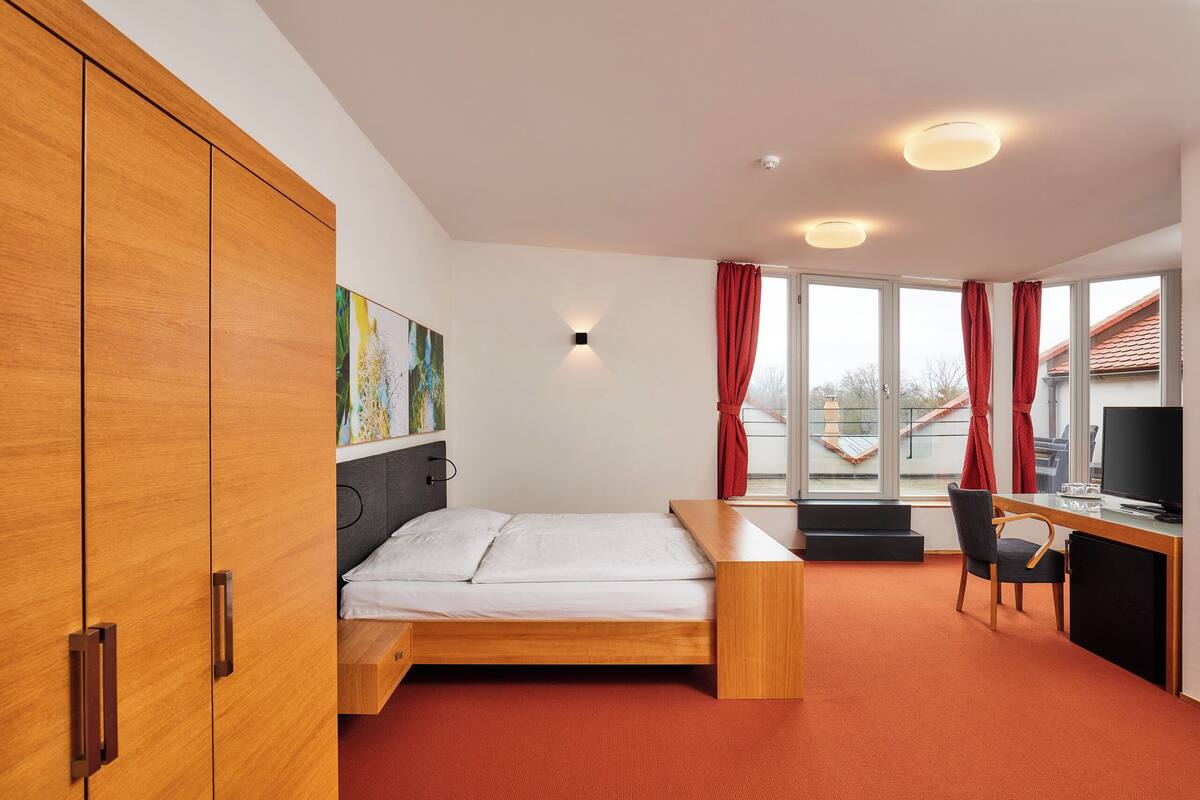 Habitación Royal | Minibar, caja de seguridad en la habitación y escritorio
