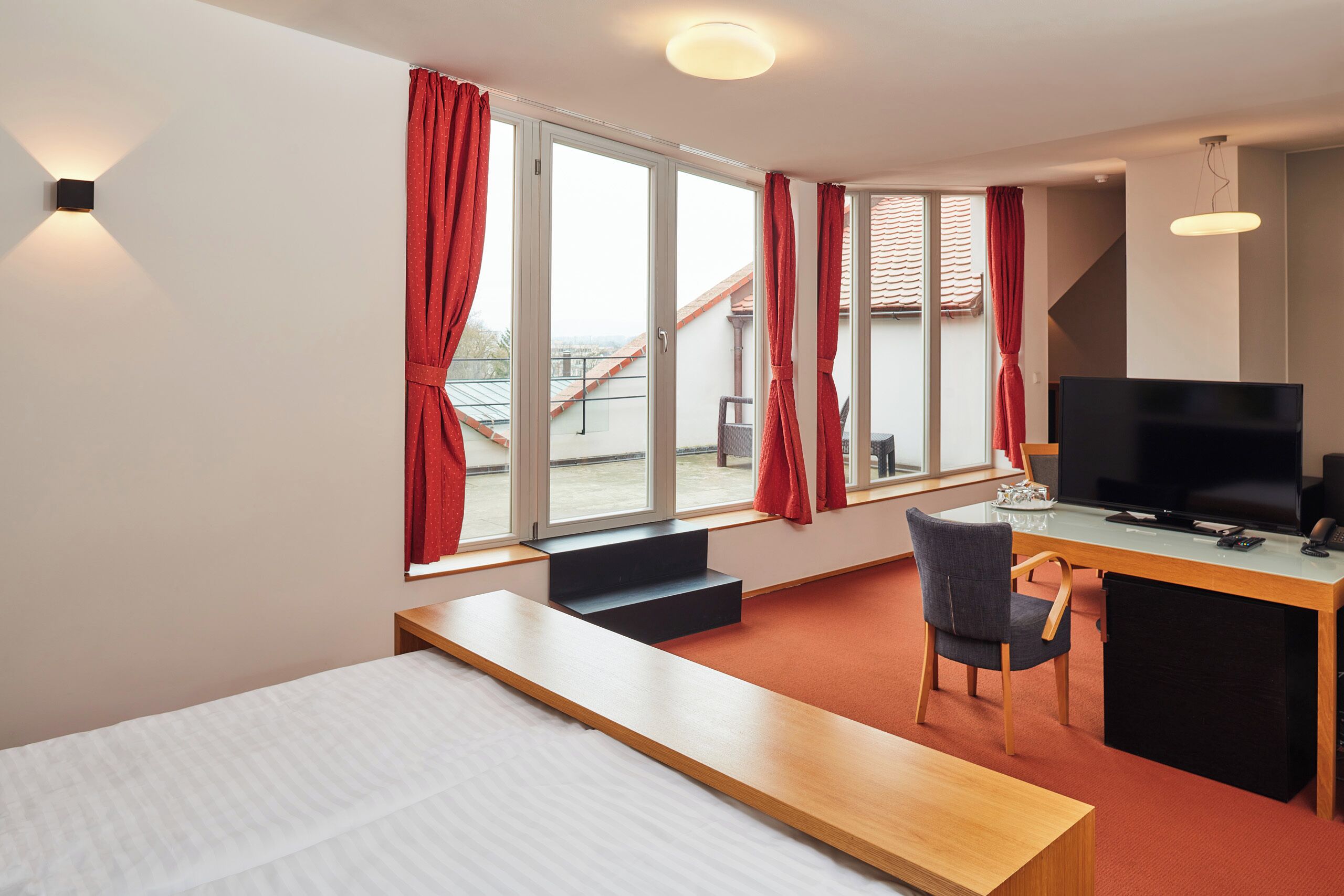 royal room | minibar, in-room safe, desk, blackout curtains