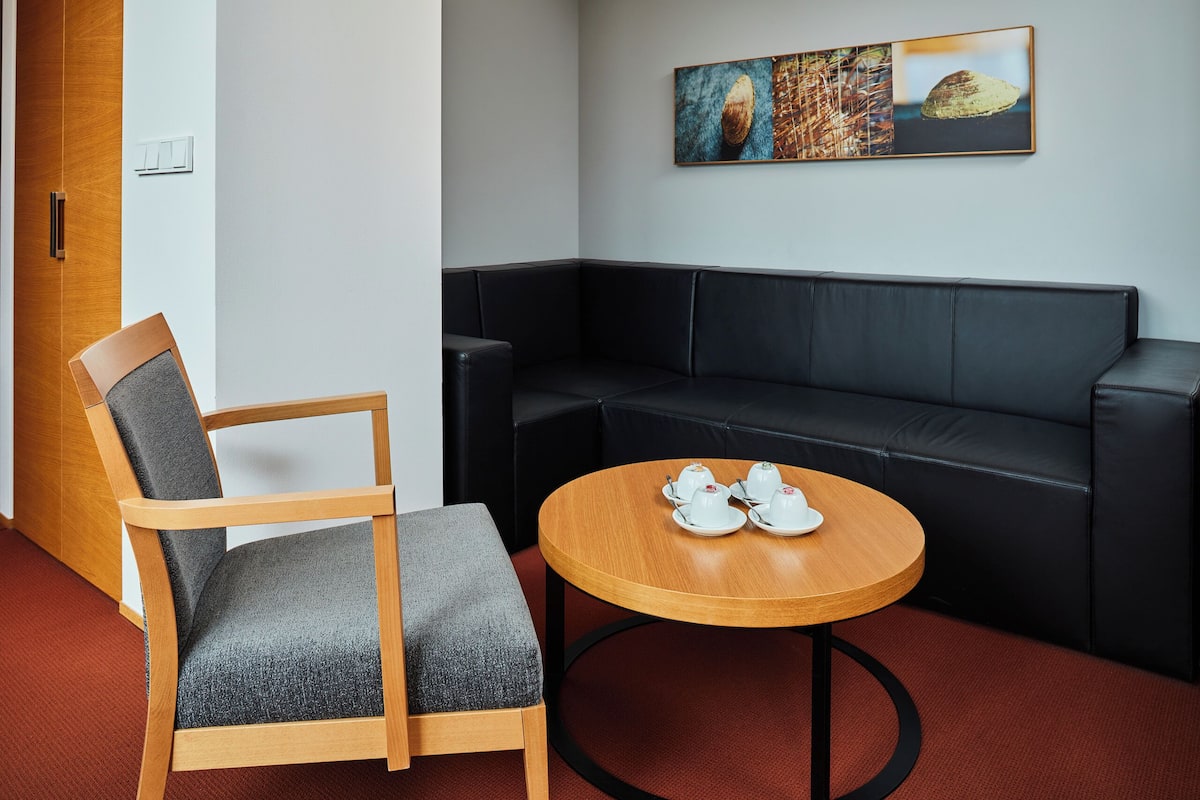 royal room | minibar, in-room safe, desk, blackout curtains