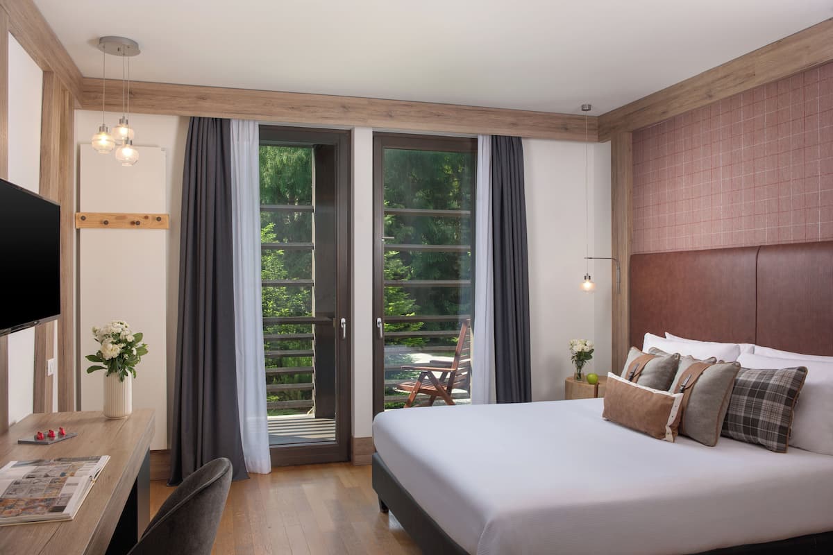 Een minibar, een bureau, gratis babybedden, gratis wifi