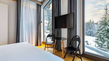 Minibar, una scrivania, culle/letti per bambini (gratuiti)