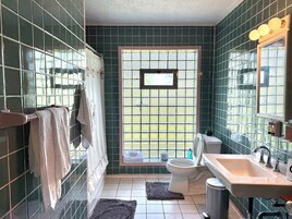 Bañera con ducha, artículos de tocador gratuitos, toallas