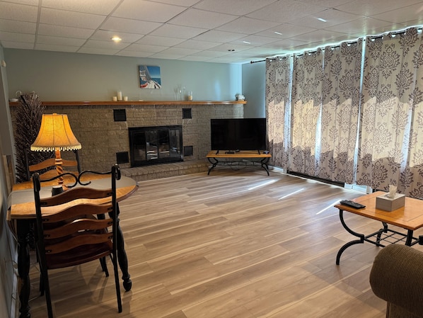 Basic Apartment | Living area