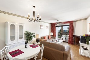 Apartment, 2 Schlafzimmer, Meerblick (or pool view) | Wohnbereich