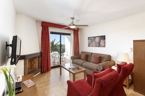 Apartment, 2 Schlafzimmer, Meerblick (or pool view) | Wohnbereich