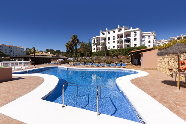 Außenpool, Sonnenschirme, Liegestühle