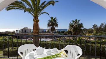 Appartement, 2 chambres, vue mer (or pool view) | Terrasse/Patio