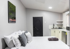 Classic Double Room | Bathroom | Shower, free toiletries, towels