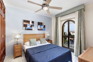 Apartamento, 2 habitaciones | 2 dormitorios, cortinas opacas, tabla de planchar con plancha