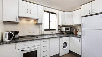 Appartement, 2 chambres | Coin cuisine privé | Grand réfrigérateur, micro-ondes, plaque de cuisson