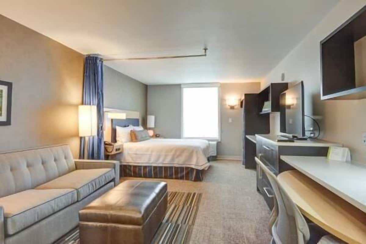 Sengetøy av topp kvalitet, skrivebord og strykejern/-brett