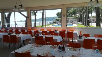 Se sirven comidas, cenas y cocina italiana