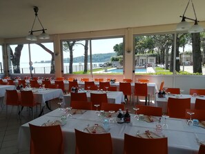 Se sirven almuerzos, cenas y cocina italiana