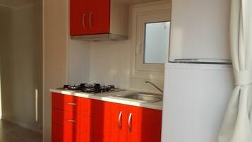 Casa rodante, varias camas (Violet) | Cocina privada | Refrigerador con congelador, parrilla de estufa y utensilios de cocina