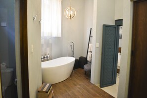 Habitacion Pasion Eterna | Badezimmer | Dusche, kostenlose Toilettenartikel, Haartrockner, Bademäntel