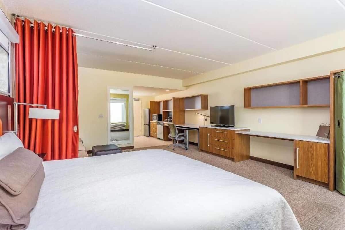 Escritorio y espacio para trabajar con laptop