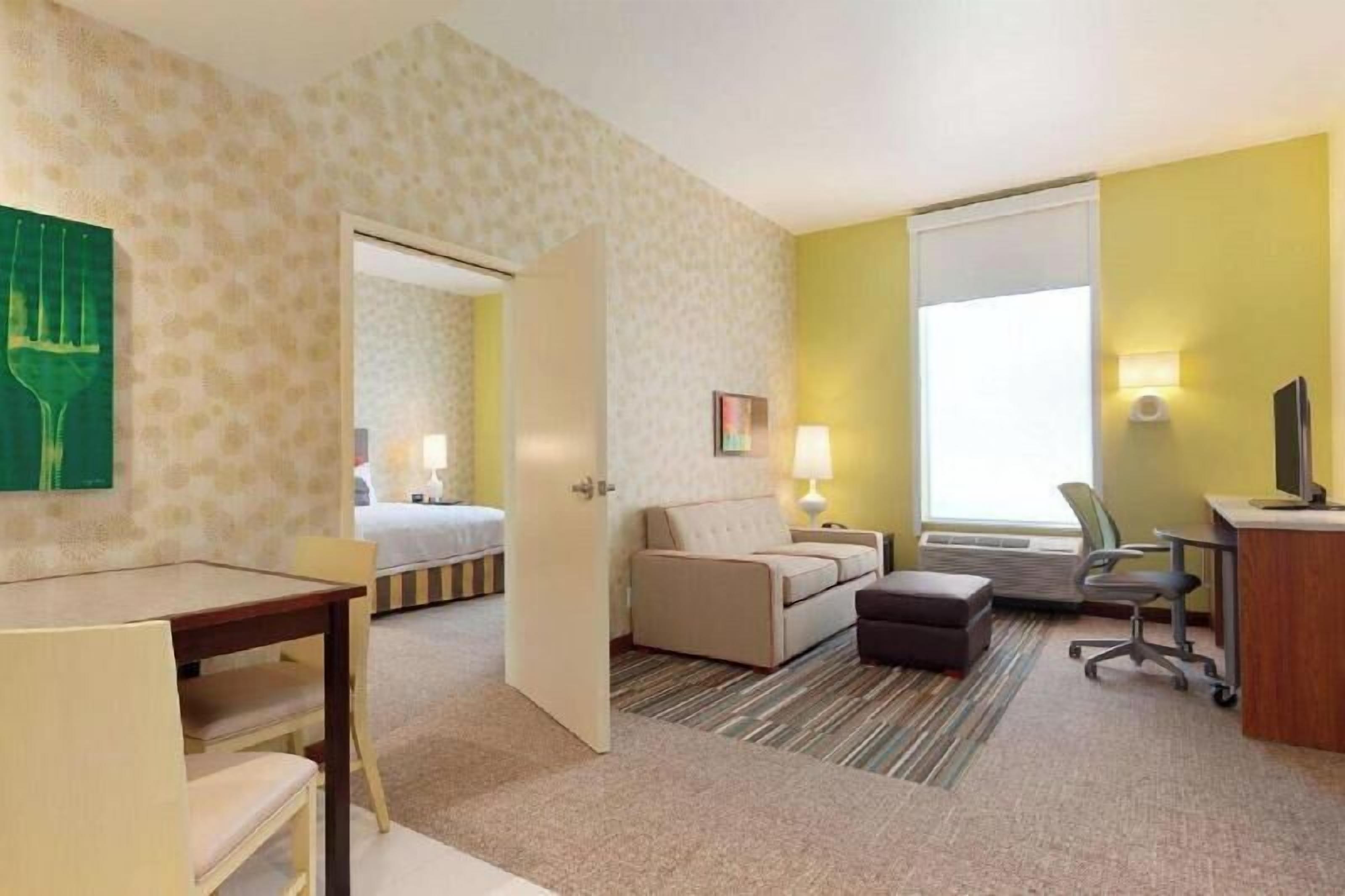 Meja kerja, ruang kerja ramah laptop, dan setrika/meja setrika