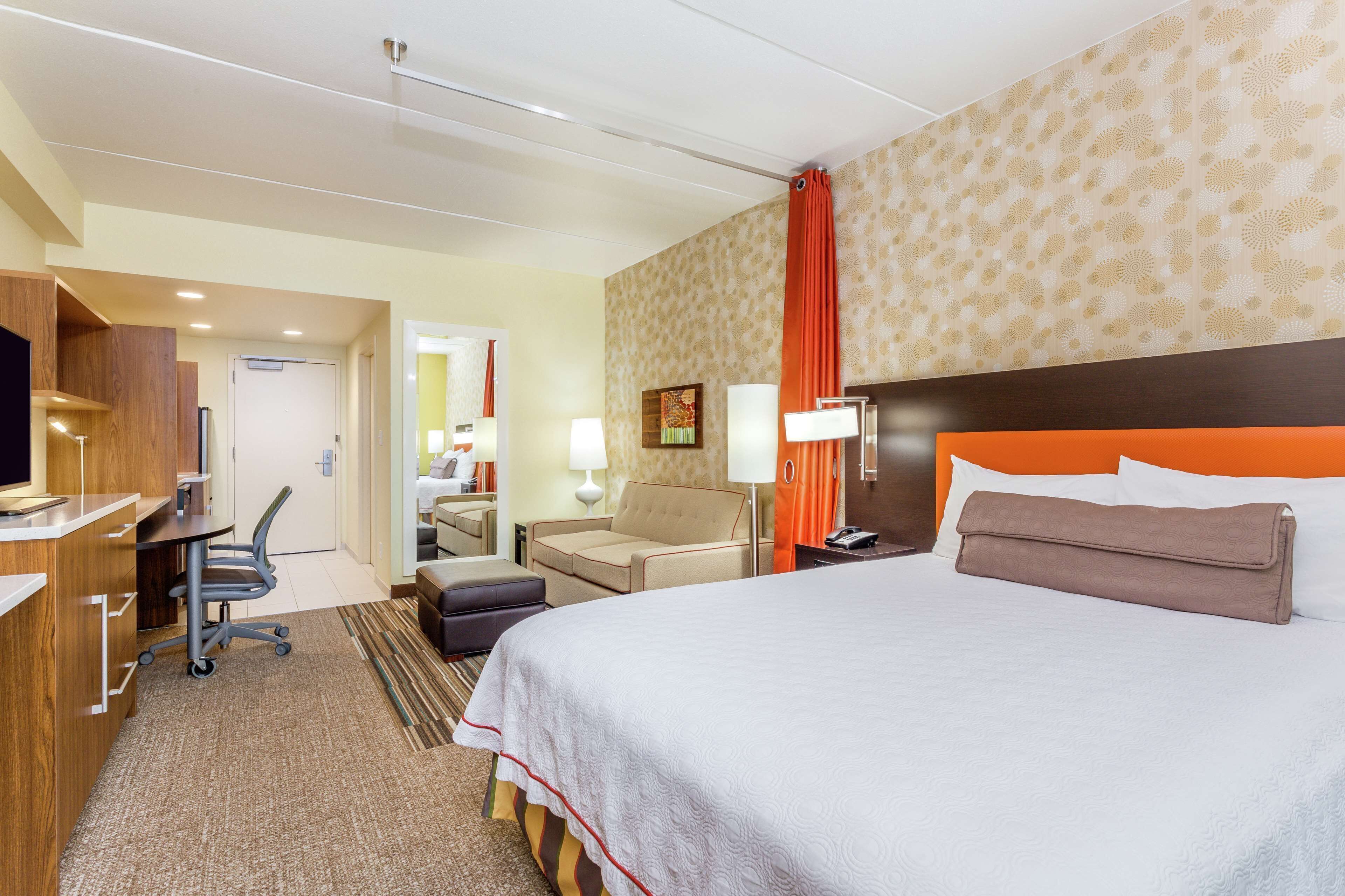 Meja kerja, ruang kerja ramah laptop, dan setrika/meja setrika