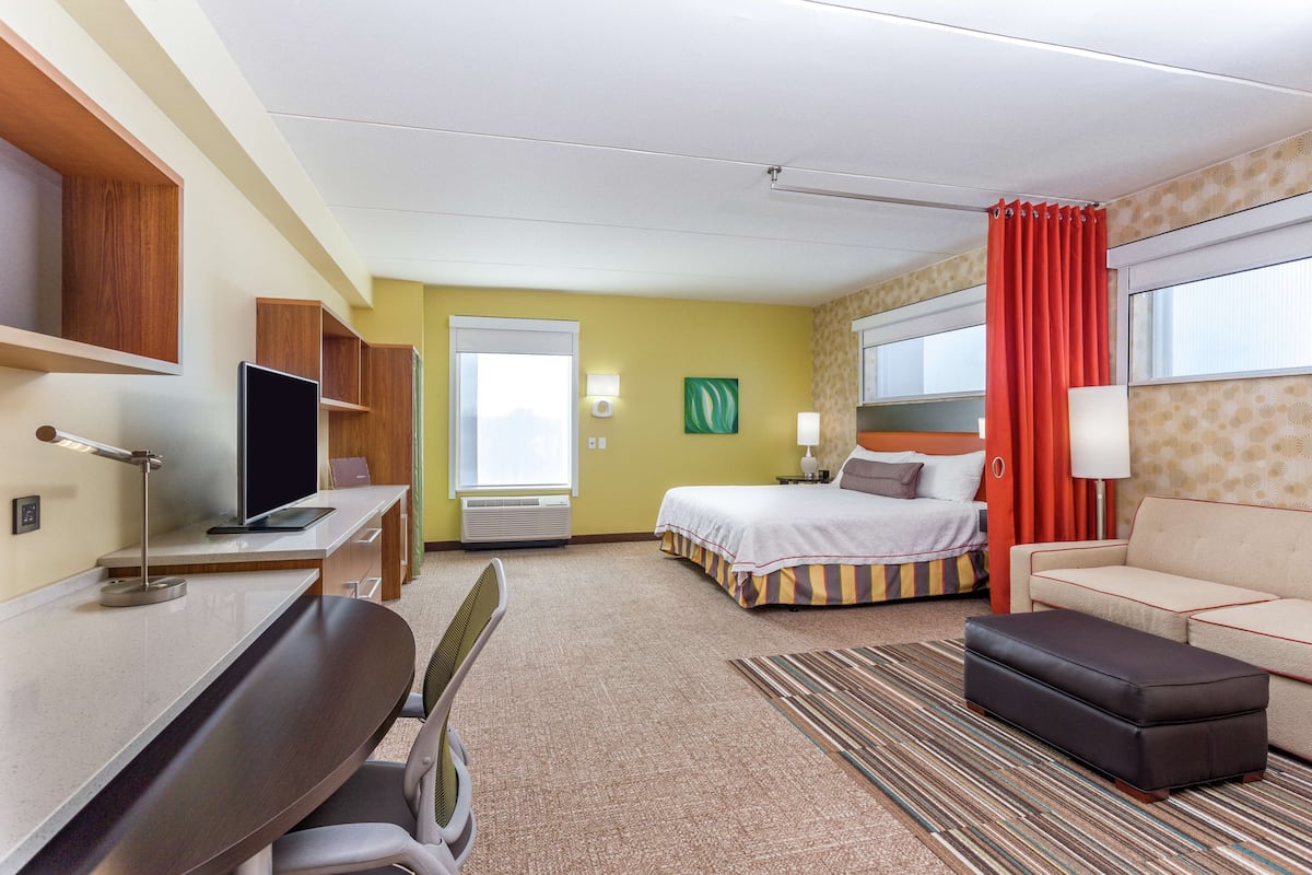 Studio, 1 Tempat Tidur King, bathtub (Mobility & Hearing) | Meja kerja, ruang kerja ramah laptop, dan setrika/meja setrika
