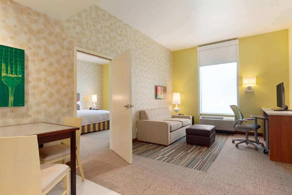 Escritorio y espacio para trabajar con laptop