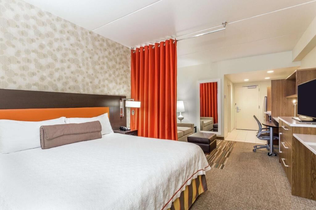 Meja kerja, ruang kerja ramah laptop, dan setrika/meja setrika