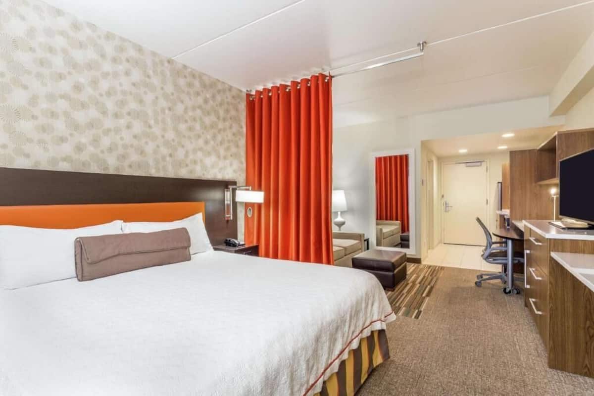 Escritorio y espacio para trabajar con laptop