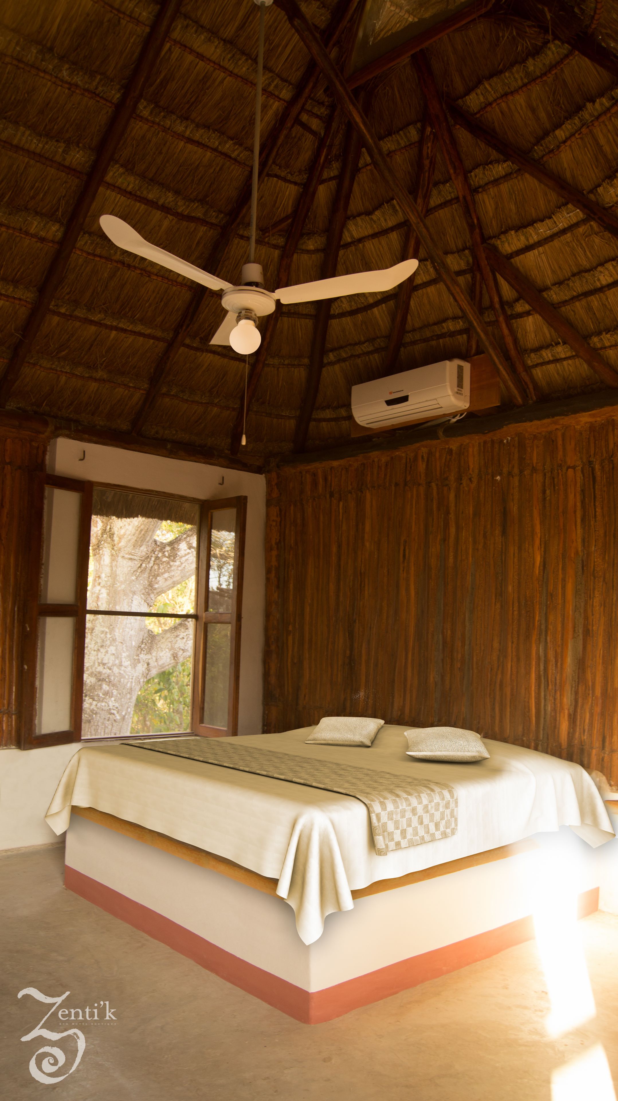 Quarto com cama, ventilador de teto e janela.
