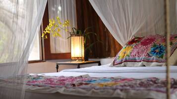 Deluxe Suite, 1 King Bed, Garden Area