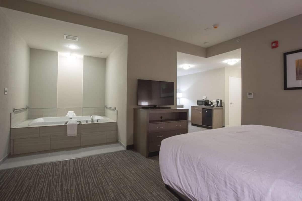 Iron/ironing board, cribs (surcharge), rollaway beds (surcharge)