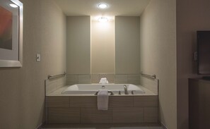 アイロン / アイロン台、ベビーベッド、可動式ベッド、WiFi (無料)