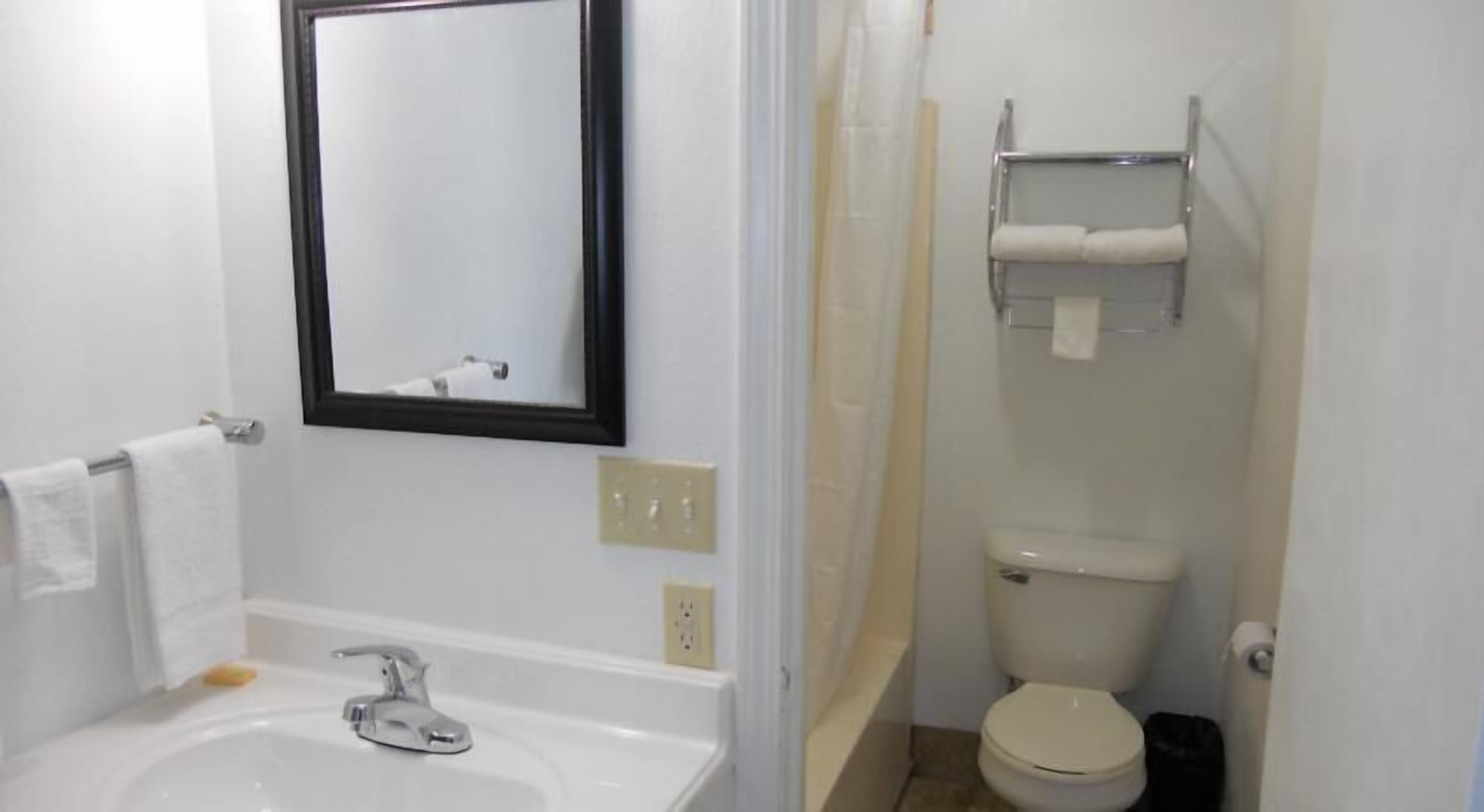Combined shower/bathtub, free toiletries, hair dryer, towels