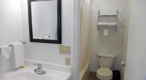 Combined shower/tub, free toiletries, hair dryer, towels