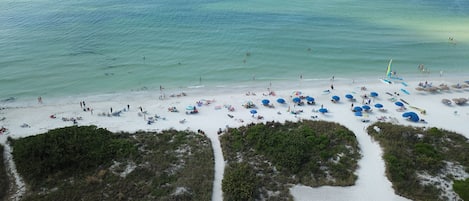 Playa privada en los alrededores, arena blanca