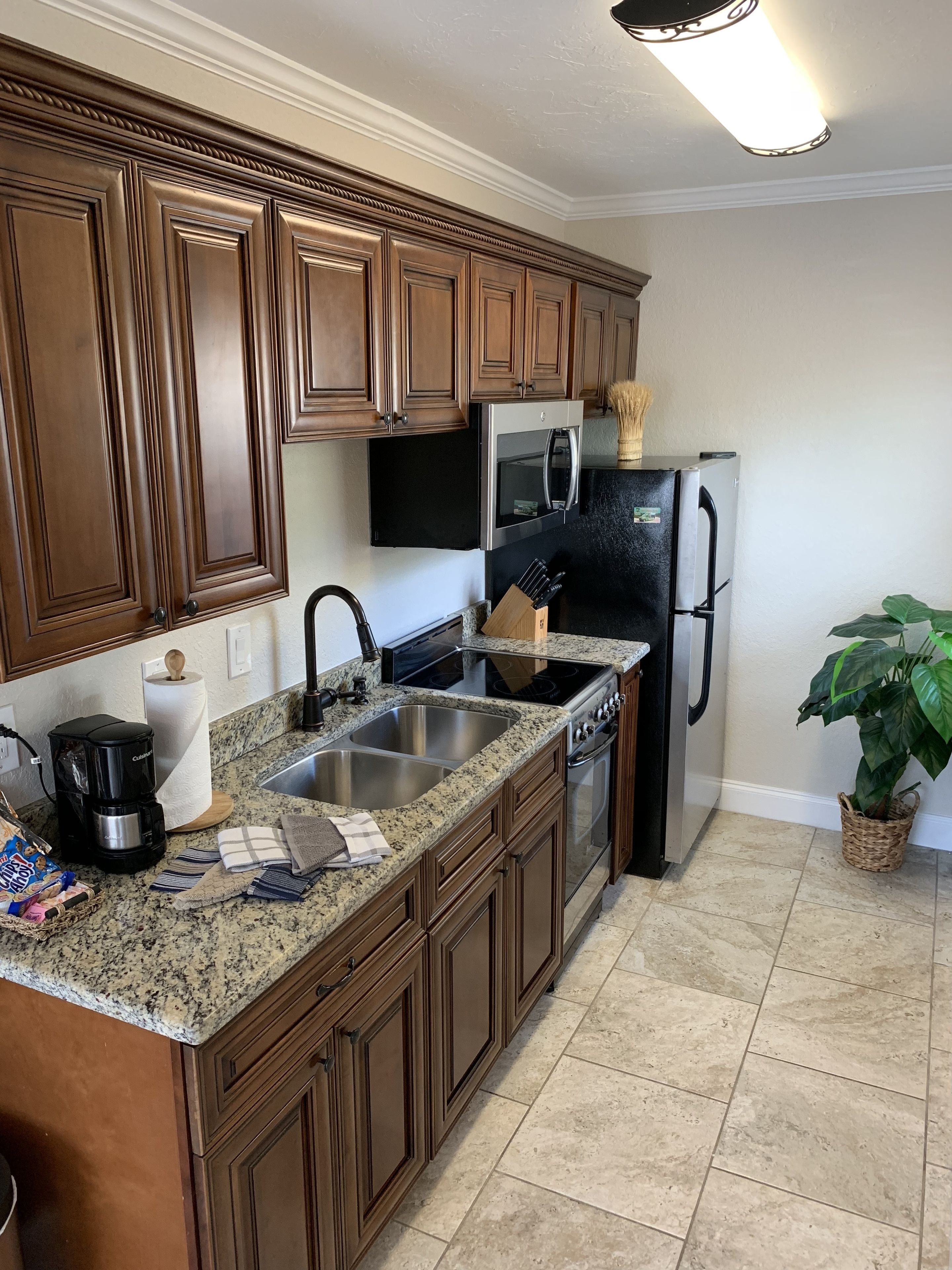 studio, 1 king bed (unit 6) | private kitchen | fridge, microwave, oven, stovetop
