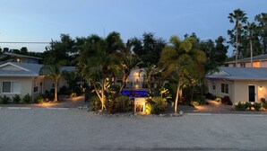 Ein Wohngebiet mit Häusern, einem Schwimmbad und einem Schild mit der Aufschrift 'Twin Palms 1115'.