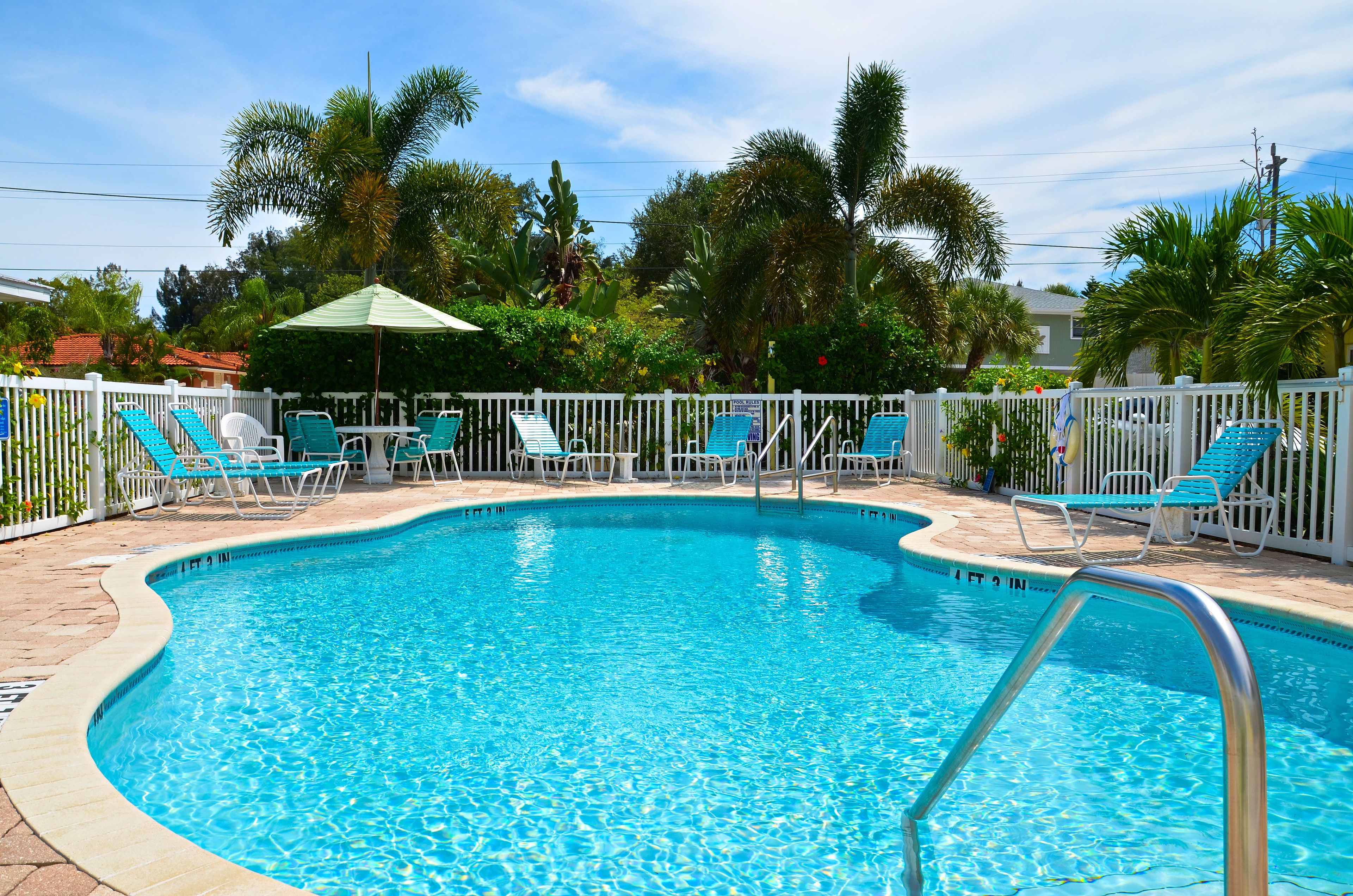 Outdoor pool, a heated pool, open open 24 hours, sun loungers