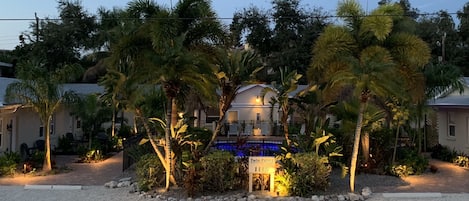 Voorkant accommodatie - avond/nacht