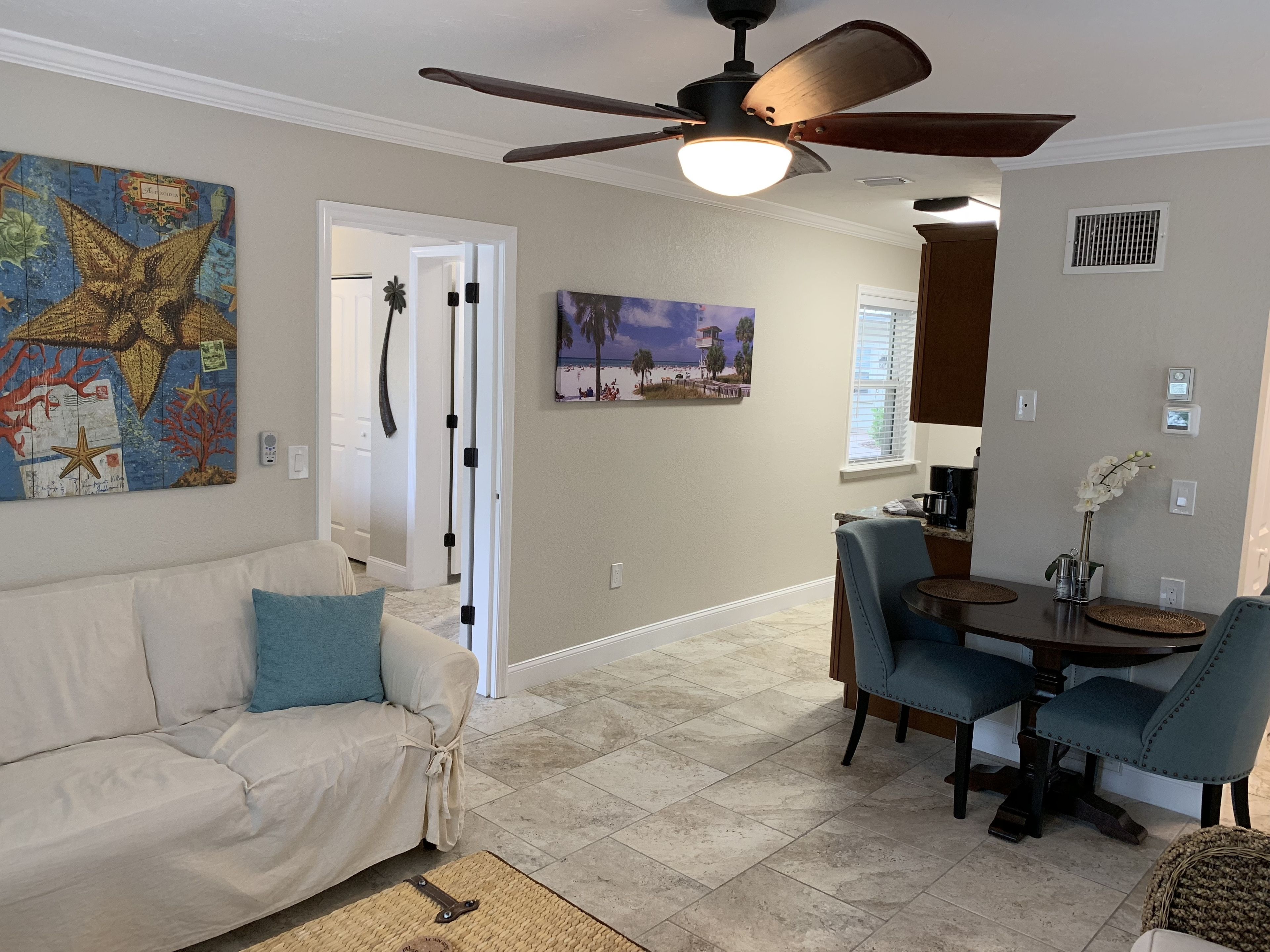 deluxe suite, 1 king bed with sofa bed (unit 1) | living area | 40-inch flat-screen tv with cable channels, tv