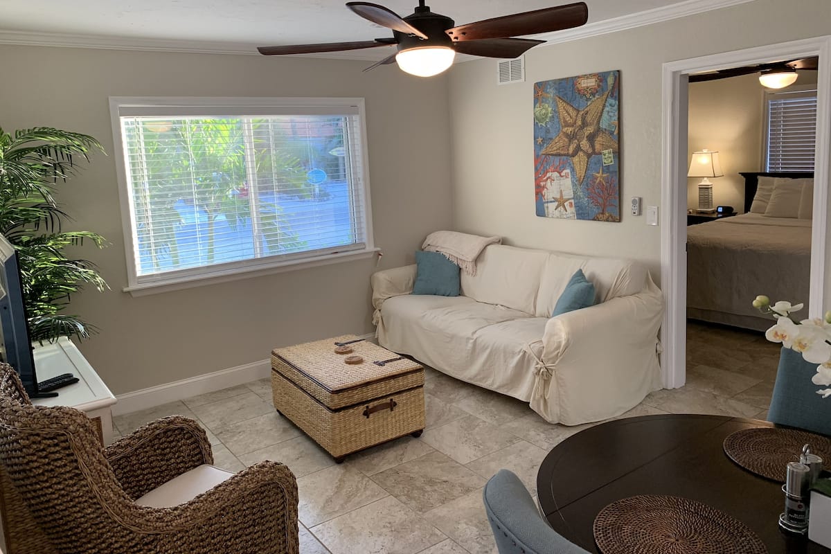  Deluxe Suite, 1 King Bed with Sofa bed (Unit 1) | Living area | 40-inch flat-screen TV with cable channels, TV