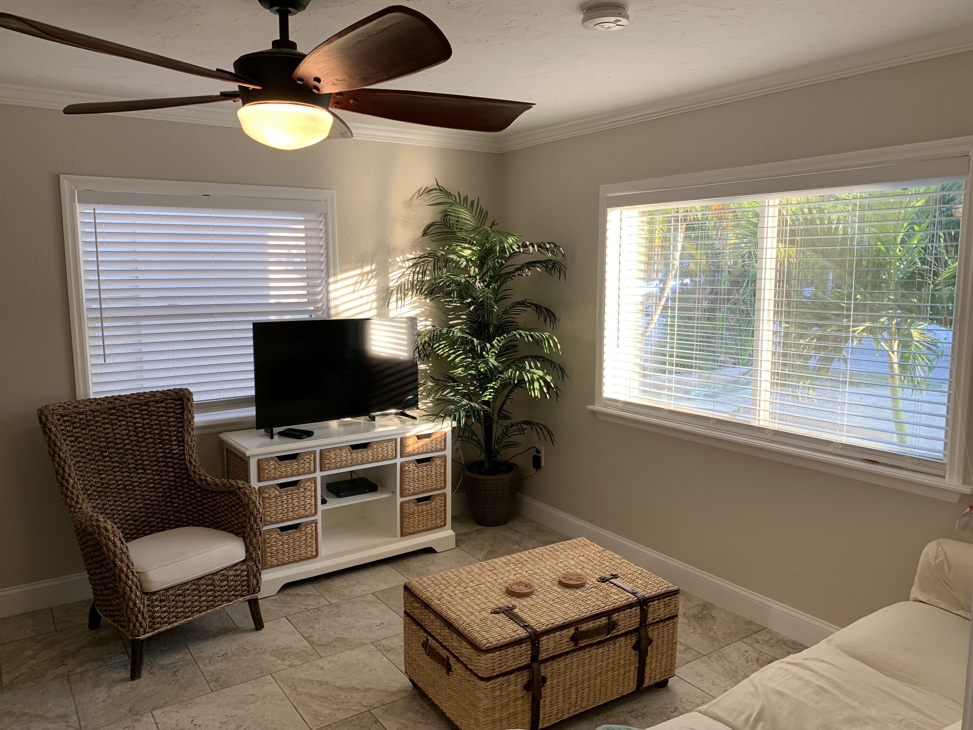 deluxe suite, 1 king bed with sofa bed (unit 1) | living area | 40-inch flat-screen tv with cable channels, tv