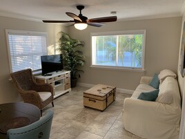 Suite Deluxe, 1 habitación | Zona de estar | Televisión de pantalla plana de 40 pulgadas con canales por cable