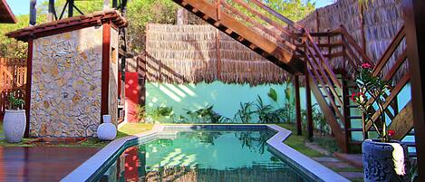 Una piscina al aire libre