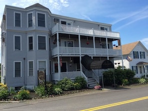 Vista frontal de la propiedad