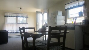 Suite, 2 habitaciones, cocineta | Ropa de cama de alta calidad y tabla de planchar con plancha