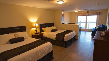 Pelham Suite, 2 Queen and 1 Sofa Bed, Kitchenette, Oceanfront Private Balcony | Yksilöllisesti sisustettu, yksilöllisesti kalustettu