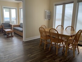 Dúplex, vistas al mar | Servicio de comidas en la habitación